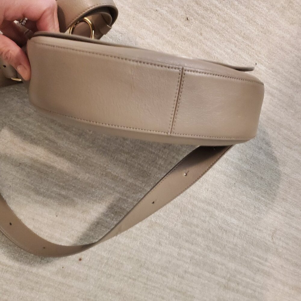 Cuyana half moon shoulder bag in Taupe - Picture 5 of 8